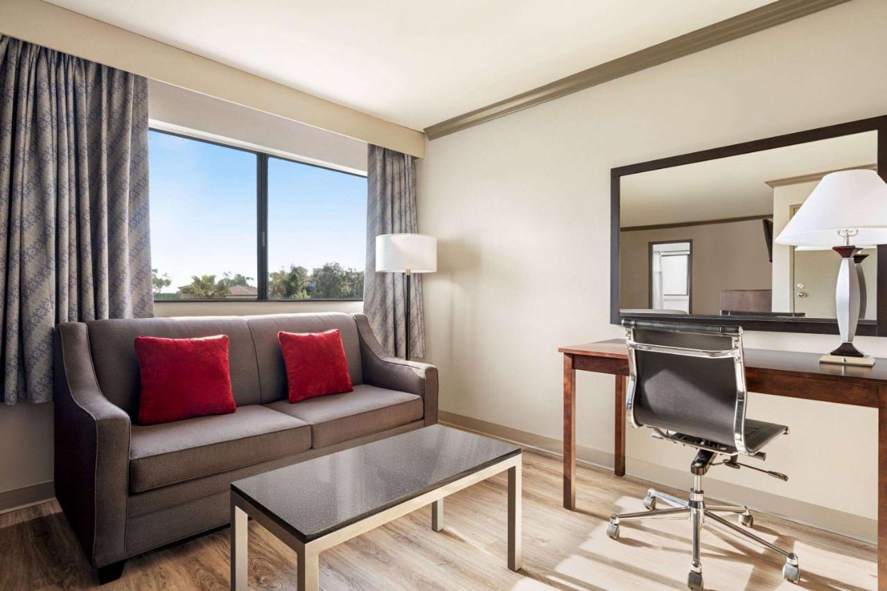 Baymont By Wyndham Monterey Park Hotel Exterior foto
