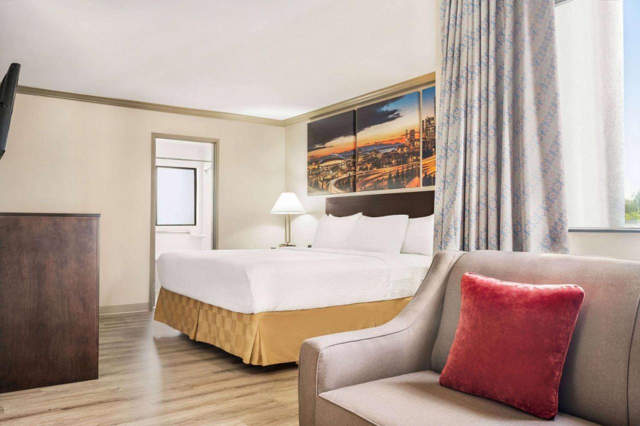 Baymont By Wyndham Monterey Park Hotel Exterior foto